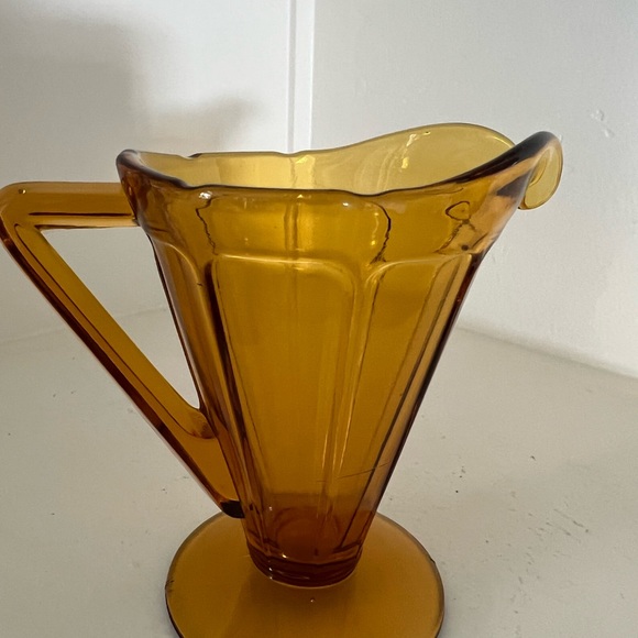 Diamond Glass Company creamer and sugar set.Pattern is “Victory” beautiful amber - Picture 4 of 4